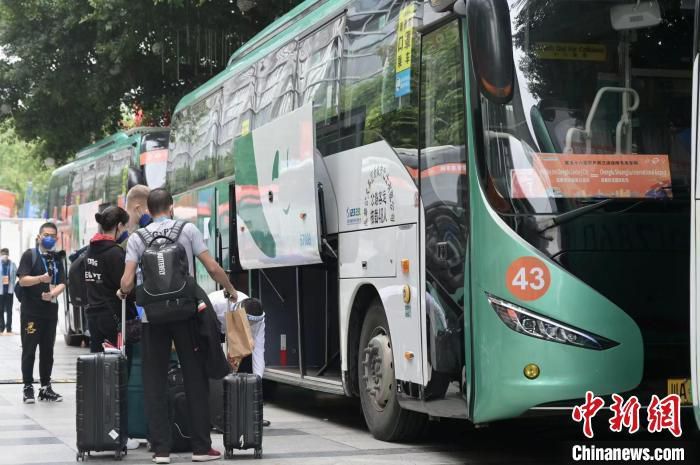 “76人明年夏天有空间进行操作，他们届时会是为数不多有较多薪资空间的争冠球队，一个顶薪的空间。